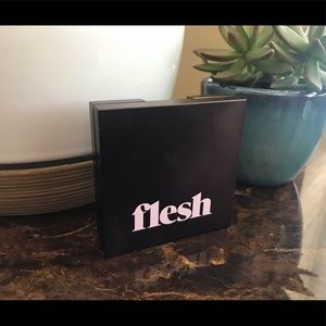 Flesh “Certain” Flesh to Flesh Highlighting Powder
